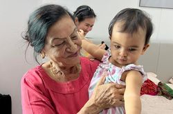 Con gái Võ Hạ Trâm được gặp bà nội sau 2 năm xa cách