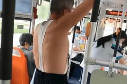 Mặc kiểu áo cắt xẻ 'quái dị' trên xe buýt, thái độ của ông chú không chút ngượng ngùng
