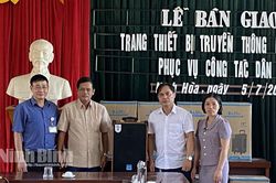 Bàn giao thiết bị truyền thông lưu động phục vụ công tác dân số ở xã Ninh Hòa