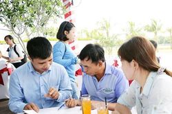 Môi giới địa ốc: 'Người cầm cự, kẻ buông tay'