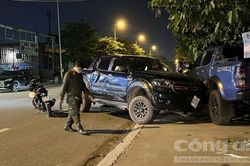 Né người trong quán nhậu đi ra, xe bán tải gây tai nạn liên hoàn