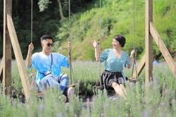 Nghệ sĩ Trà My và con trai như đôi bạn thân du ngoạn Đà Lạt