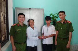 Quảng Bình: Một học sinh lớp 7 trả lại 2 chiếc nhẫn vàng của bà cụ đánh rơi