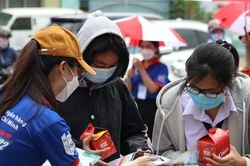 Tình nguyện viên 'đội nắng' hỗ trợ thí sinh tại điểm thi