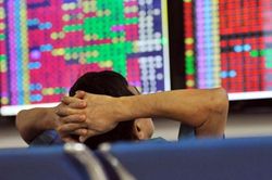 Cổ phiếu ngân hàng và chứng khoán giao dịch tiêu cực, Vn-Index trượt dốc không phanh