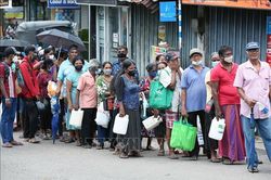 Ấn Độ chỉ bán nhiên liệu cho Sri Lanka nếu được thanh toán trước