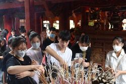 Sĩ tử đến Văn Miếu cầu may trước kỳ thi tốt nghiệp THPT