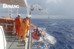 Trợ giúp y tế, cứu nạn 2 ngư dân bị tai nạn trên biển