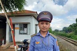 Khen thưởng nhân viên đường sắt cứu người ngã trên đường ray trong gang tấc