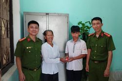 Học sinh lớp 7 trả lại 2 chỉ vàng cho cụ bà đánh rơi