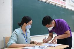 Ghi nhận tại một điểm trường làm thủ tục thi tốt nghiệp THPT