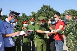 Đối tượng người Trung Quốc trốn truy nã sang Việt Nam, được vận động ra đầu thú