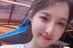 Quá xinh đẹp, cô gái bán cá ở chợ bỗng nổi như cồn trên mạng xã hội
