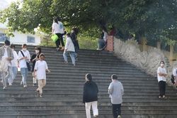 Độc đáo hình ảnh hàng trăm sĩ tử mang bút, sách và nước lọc đến tượng Phật Quan Thế Âm Bồ Tát cầu may mắn trước ngày 'vượt vũ môn'