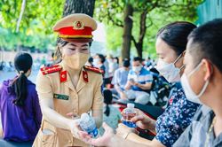 Những hình ảnh cảm động trong ngày đầu thi tốt nghiệp THPT