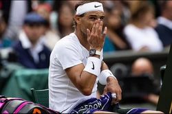 Nadal chấn thương bụng, có thể lỡ trận bán kết với Kyrgios