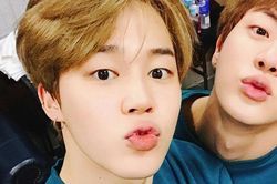 Jin BTS từng có lần mặc sinh đôi với Jimin vì lý do buồn