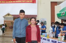Hai mẹ con cùng thi tốt nghiệp trung học phổ thông