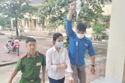 Nữ sinh Hà Tĩnh vừa truyền nước vừa thi THPT