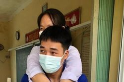 Nữ sinh bị teo cả hai chân cháy bỏng ước mơ vào đại học