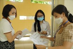 Hình ảnh thí sinh Hà Nội bước vào môn thi đầu tiên trong kỳ thi tốt nghiệp THPT
