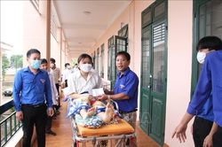 Một thí sinh nằm cáng, đến điểm thi bằng xe cứu thương