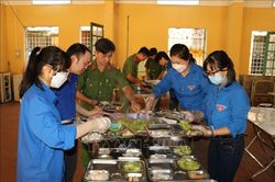 Những suất cơm miễn phí hỗ trợ thí sinh ở Mù Cang Chải
