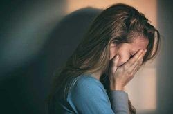 Đến thăm mẹ chồng cũ, nhìn tấm di ảnh của chồng cũ đặt trên bàn thờ còn đỏ hương mà tôi đau đớn gục ngã