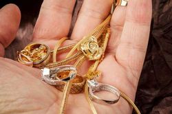 Sinh nhật mẹ chồng, các con đều tặng quà đắt đỏ nhưng bà lại lấy ra một hộp đầy vàng khiến chúng tôi phải lén lau nước mắt