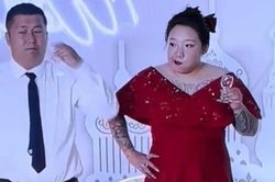 Cô dâu chống nạnh, nâng ly uống cạn cùng quan khách, dân mạng không 'ném đá' mà còn xuýt xoa vì một lý do