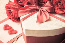 Điêu đứng khi nhận được quà không rõ người gửi trong đám cưới