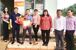 Khen thưởng nhân viên gác chắn dũng cảm cứu người