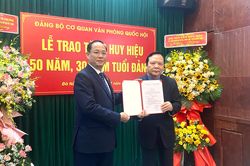 Phó Chủ tịch Quốc hội, Thượng tướng Trần Quang Phương trao huy hiệu 50 năm tuổi Đảng cho nguyên Phó Chủ tịch Quốc hội Huỳnh Ngọc Sơn