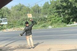 Người đàn ông cầm đá tự đập đầu rồi lao vào xe tải trên QL1