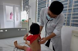 Nhiều trẻ nhập viện do cúm A: Bác sĩ chỉ cách chăm sóc trẻ nhanh khỏi bệnh