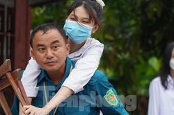 Xúc động bố cõng con gái đi thi