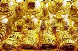 Giá vàng hôm nay tiếp tục giảm mạnh ở cả thị trường trong nước và thế giới