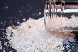 Biểu hiện nghi vấn của nam thanh niên điều khiển xe máy