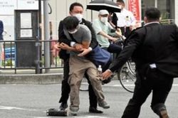Vụ ám sát cựu Thủ tướng Nhật Bản Abe Shinzo: Lời khai và lai lịch của nghi phạm, ông Abe trong tình trạng nguy kịch