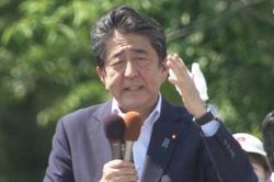 Cựu Thủ tướng Nhật Bản Abe Shinzo nguy kịch sau khi bị bắn vào ngực