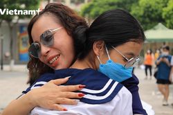 Sỹ tử và phụ huynh thoải mái khi hoàn thành Kỳ thi tốt nghiệp THPT