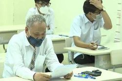 Cảm phục tinh thần học của thí sinh 82 tuổi và nữ sinh khuyết tật