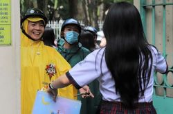 Dù kết quả ra sao, mẹ vẫn tươi cười đón con sau buổi thi cuối