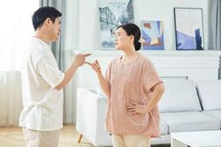 Vợ chồng lục đục vì không thống nhất được việc nhận con nuôi