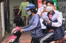 Bác đưa cháu đi thi: 'Hy vọng cháu đạt được mơ ước!'