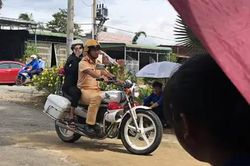 Cát Tiên: Thí sinh ngủ quên được cảnh sát giao thông dùng xe đặc chủng đến đón