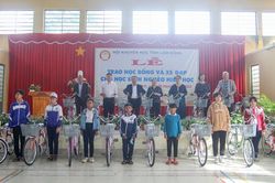 Tặng học bổng và xe đạp cho học sinh nghèo hiếu học