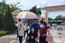 Một thí sinh bị tai nạn giao thông, ngồi xe lăn đến điểm thi