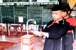 Máy tự động bơm dung dịch sát khuẩn