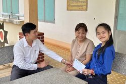 Nữ sinh khuyết tật quyết tâm thi tốt nghiệp dù được đặc cách